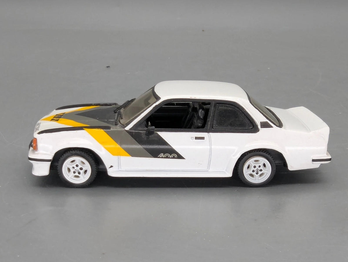 Modellautos 1:43 Vitesse Opel Ascona 400 mit Vitrine