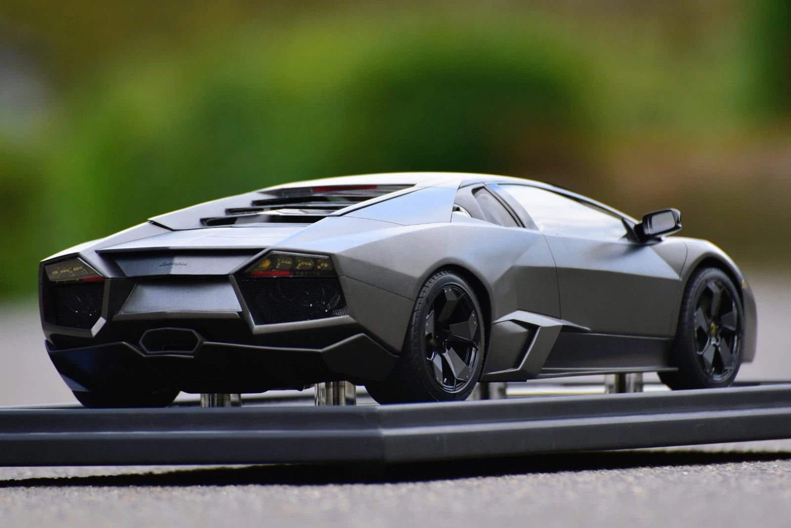 Modellautos 1:8 Amalgam Lamborghini Reventon 2007 Ltd 07/199 mit Vitrine und OVP