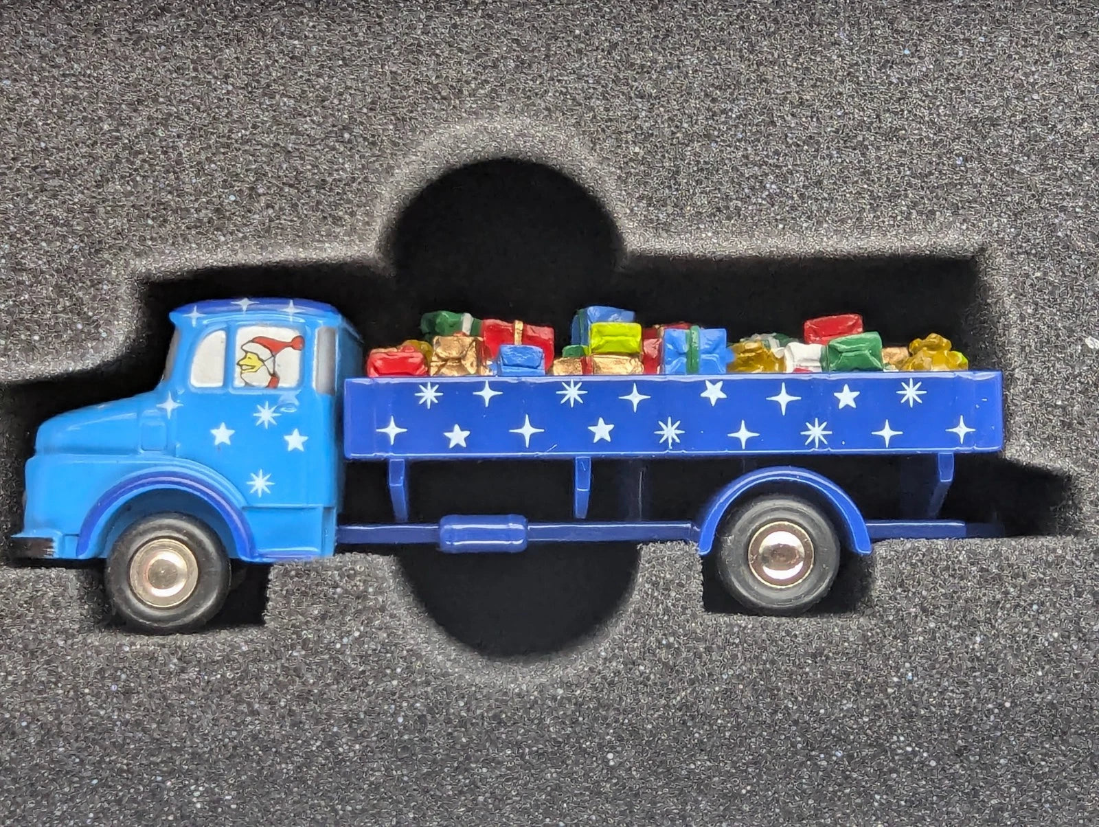 Modellautos 1:90 Schuco Piccolo Christmas Special Weihnachten 2010 MB LKW in OVP
