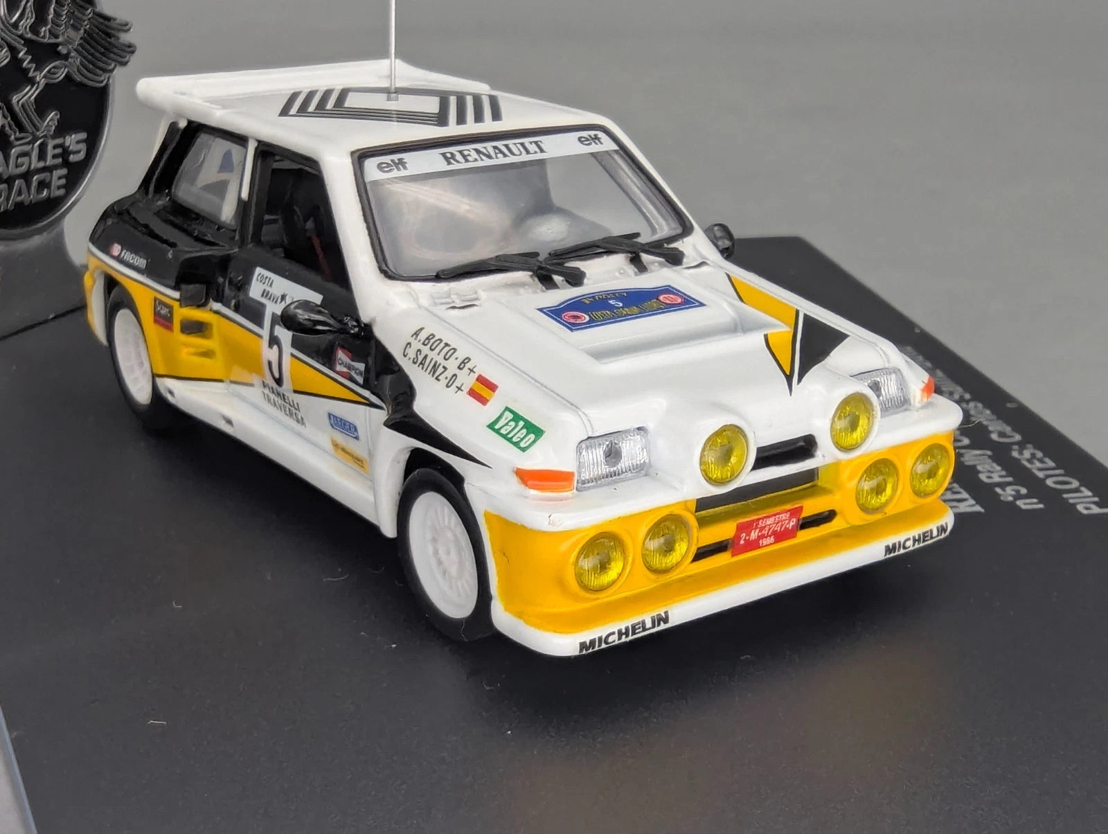 Modellautos 1:43 Universal Hobbies Renault Maxi Turbo 1966 #5 Sainz Boto Vitrine