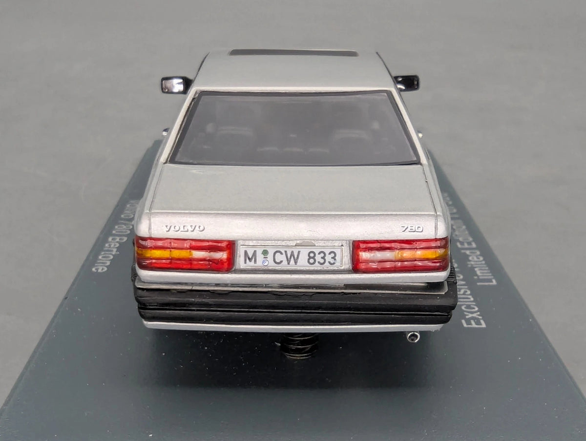 Modellautos 1:43 Neo Scale Models Volvo 780 Bertone Ltd 1/300 Vitrine