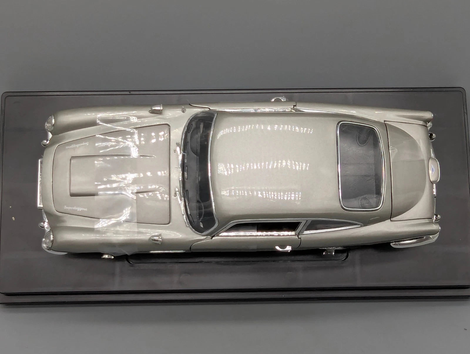 Modellautos 1:18 Ertl Joyride Aston Martin DB5 James Bond Casino Royale mit OVP