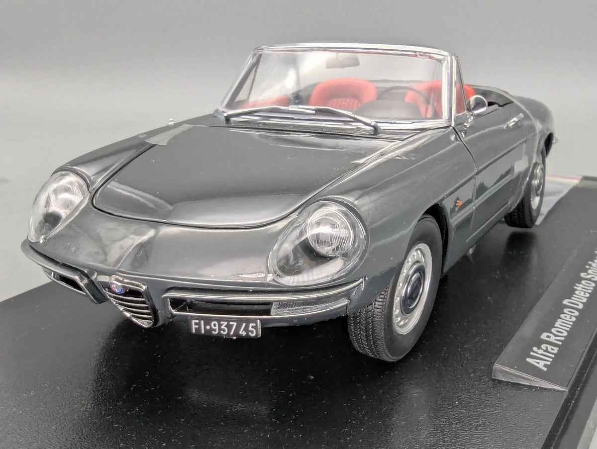 Modellautos 1:18 Touring Modelcars Alfa Romeo Duetto Spider 1966 Grau mit OVP