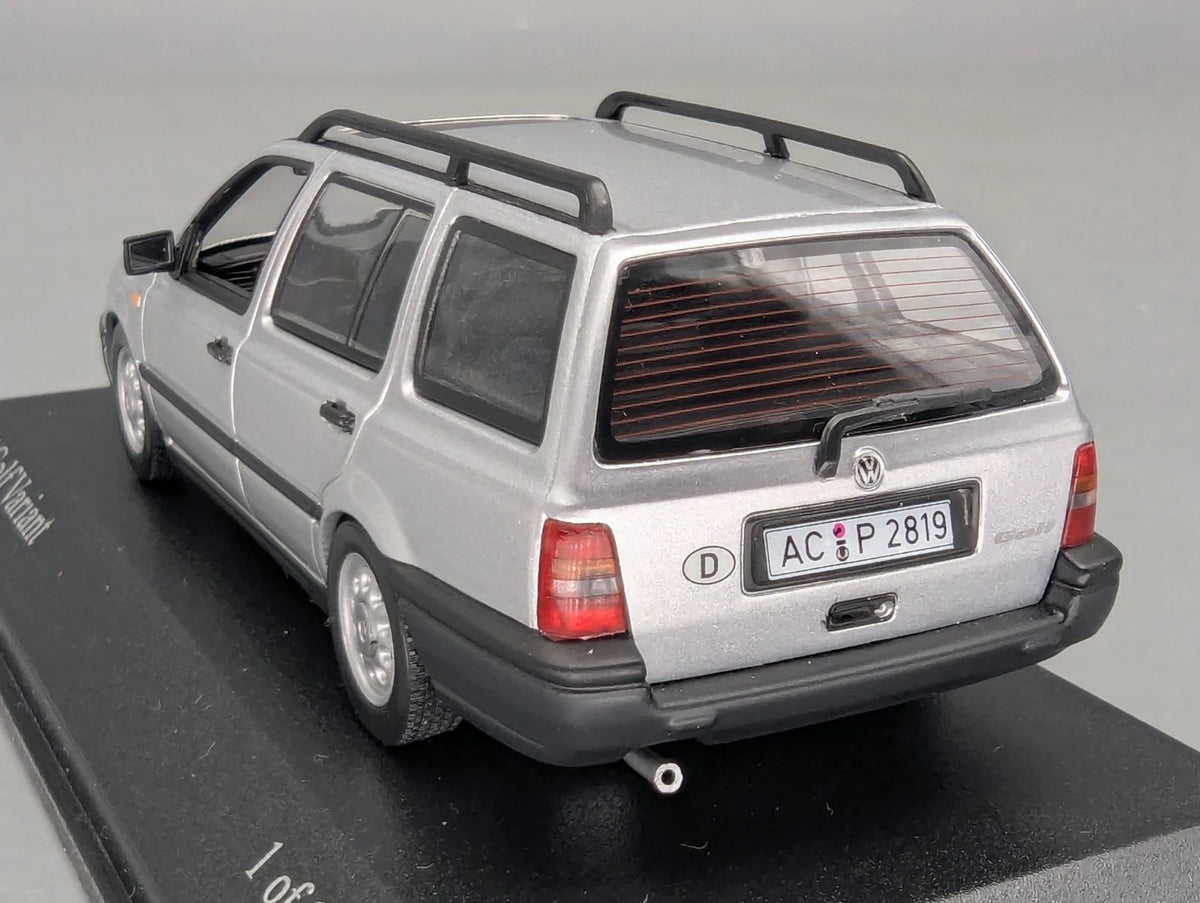Modellautos 1:43 Minichamps Volkswagen VW Golf Variant 1993 Silber mit OVP