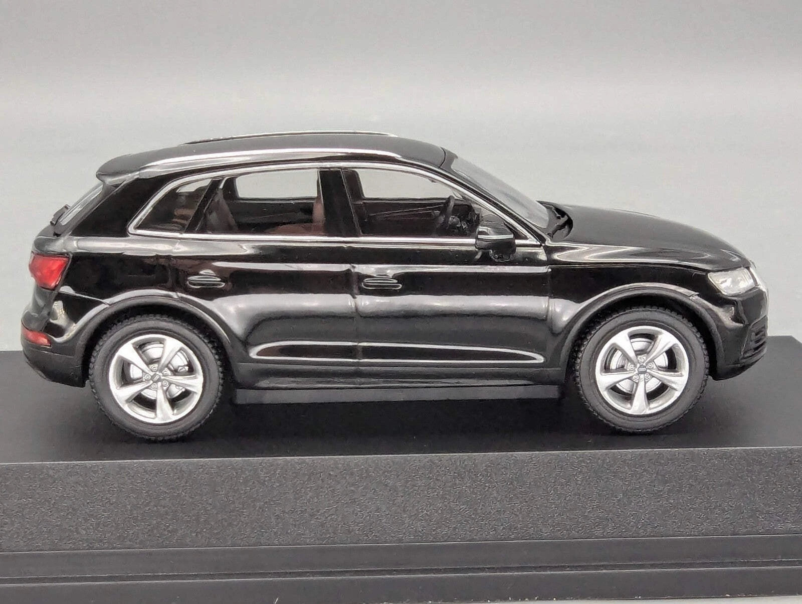Modellautos 1:43 iScale Audi Q5 Mythosschwarz Schwarz Myth Black mit Dealer OVP