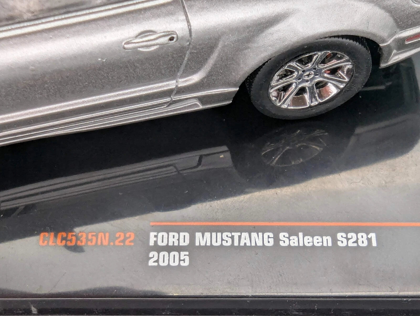 Modellautos 1:43 Ixo Ford Mustang Saleen S281 2005 mit Vitrine