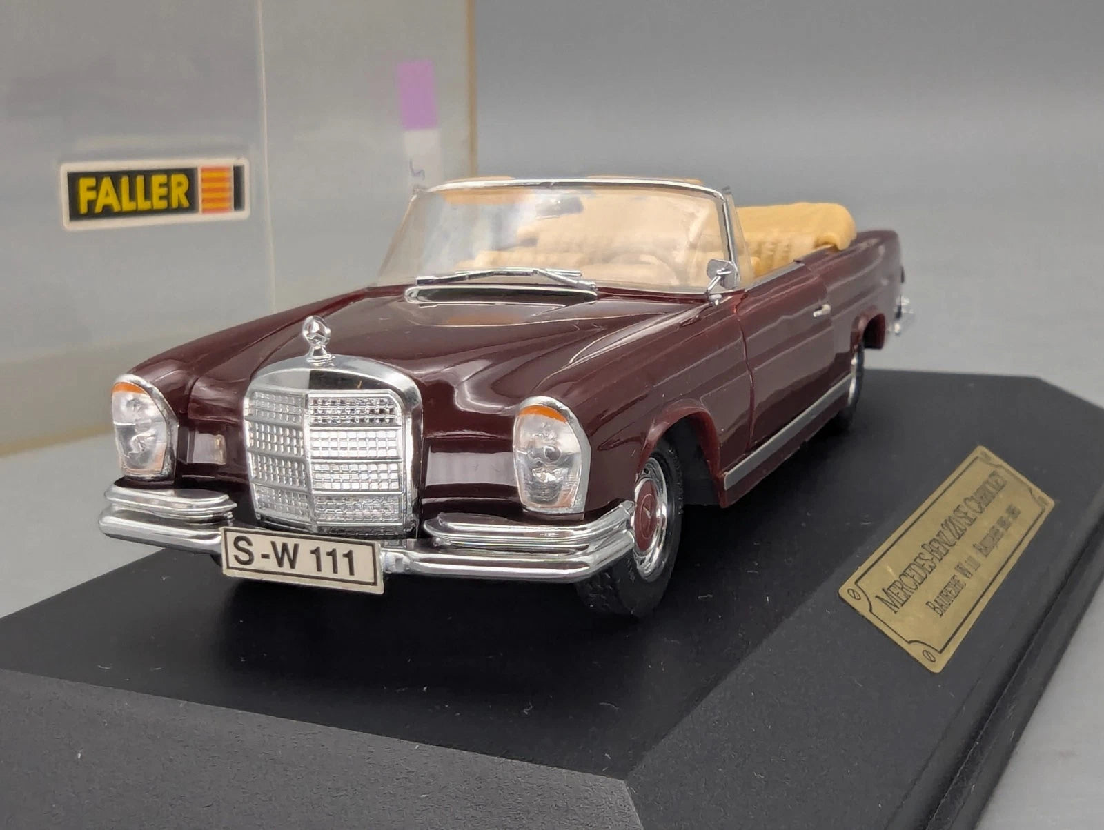 Modellautos 1:43 Faller Memory Cars Mercedes-Benz 220 SE Cabriolet Vitrine