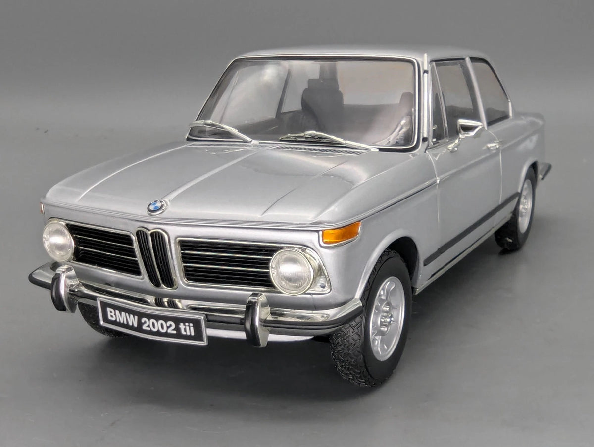 Modellautos 1:18 Kyosho BMW 2002 tii Silber mit OVP