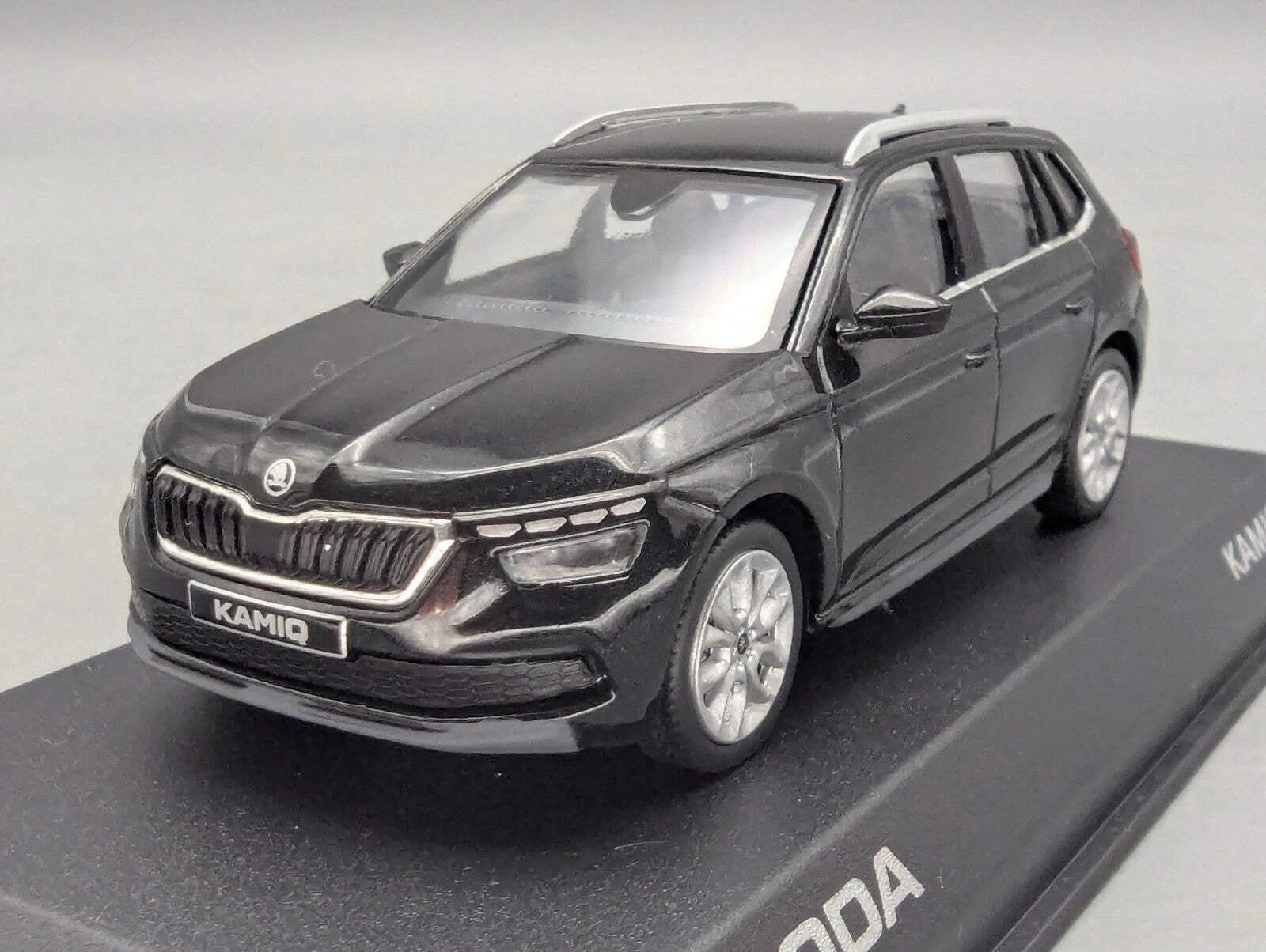 Modellautos 1:43 iScale Skoda Kamiq Schwarz mit Vitrine und OVP
