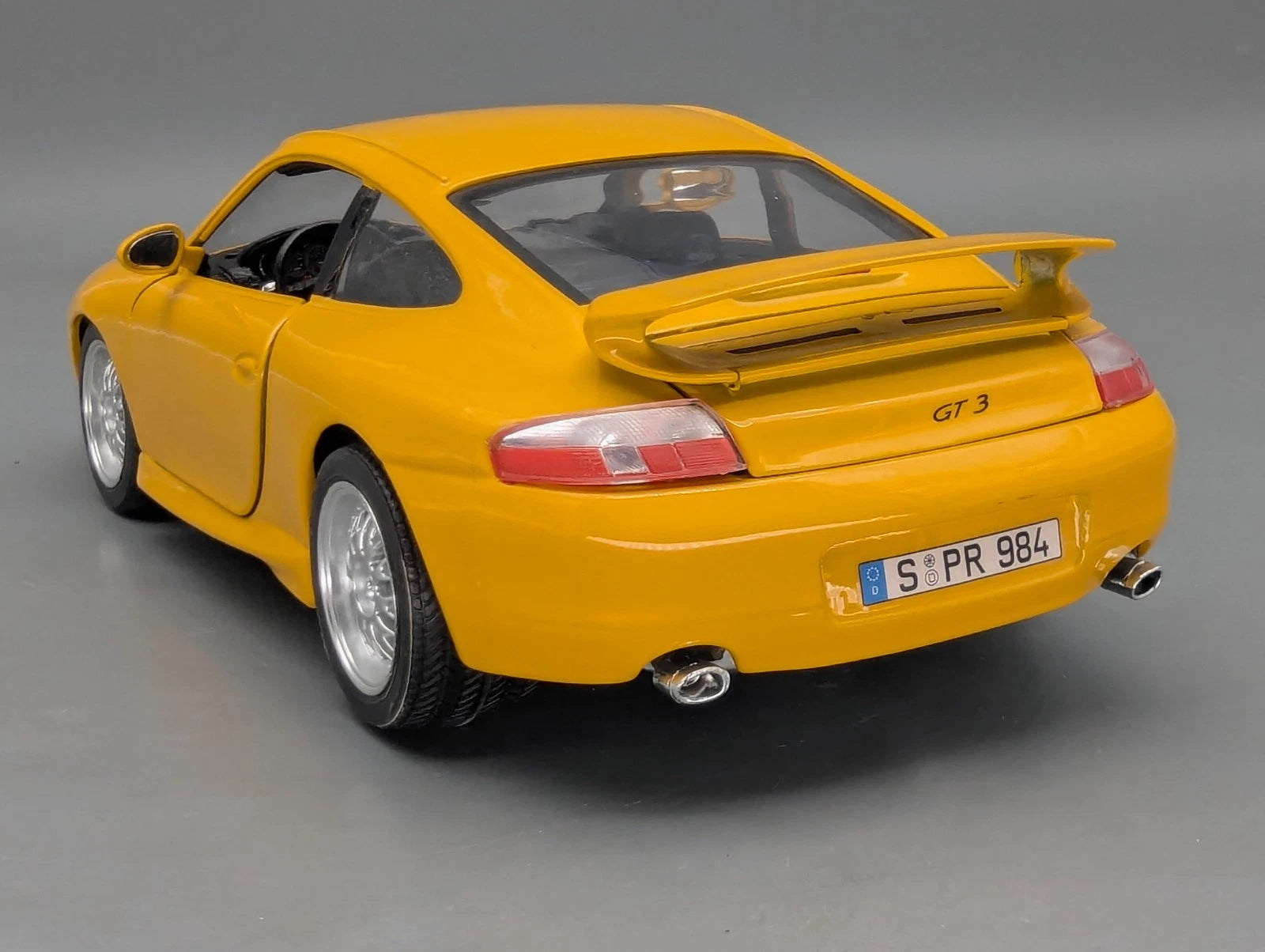 Modellautos 1:18 Bburago Gold Edition Porsche 911 GT3 Straße Gelb mit OVP