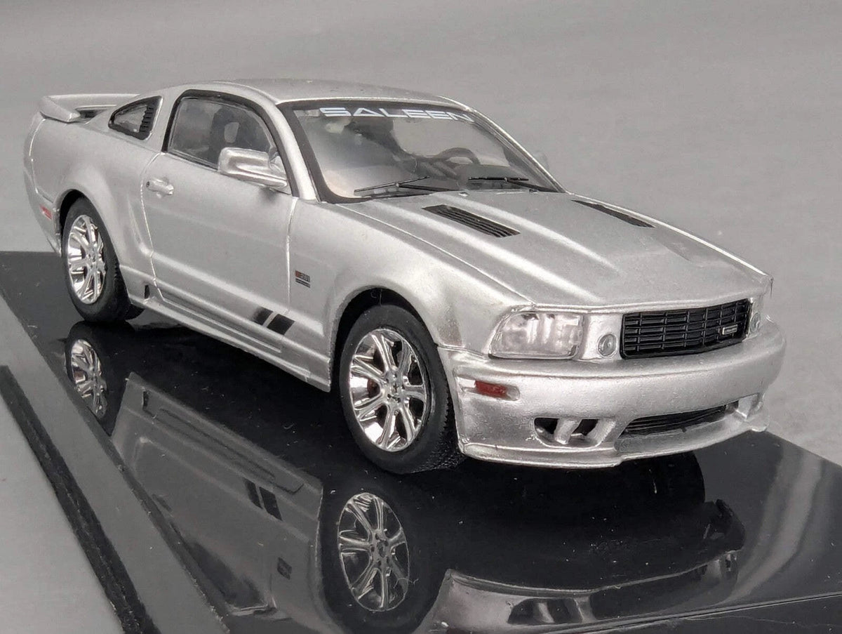 Modellautos 1:43 Ixo Ford Mustang Saleen S281 2005 mit Vitrine