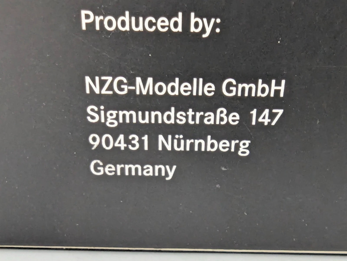 Modellautos 1:18 NZG Mercedes Benz EQA Designo Mountain Grau Magno Dealer OVP