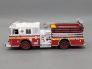 Modellautos 1:43 vermtl. Ixo Seagrave Marauder II Feuerwehr New York in Vitrine