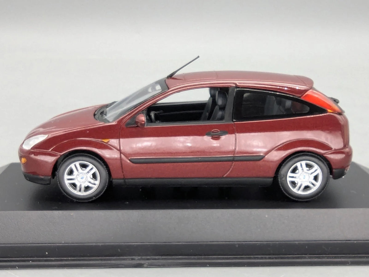 Modellautos 1:43 Minichamps Ford Focus Rot Metallic mit Dealer OVP