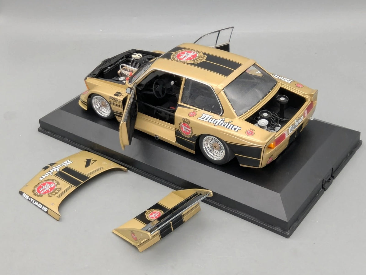 Modellautos 1:18 Minichamps BMW 320i Warsteiner DRM 1977 #4 J. Obermoser Vitrine