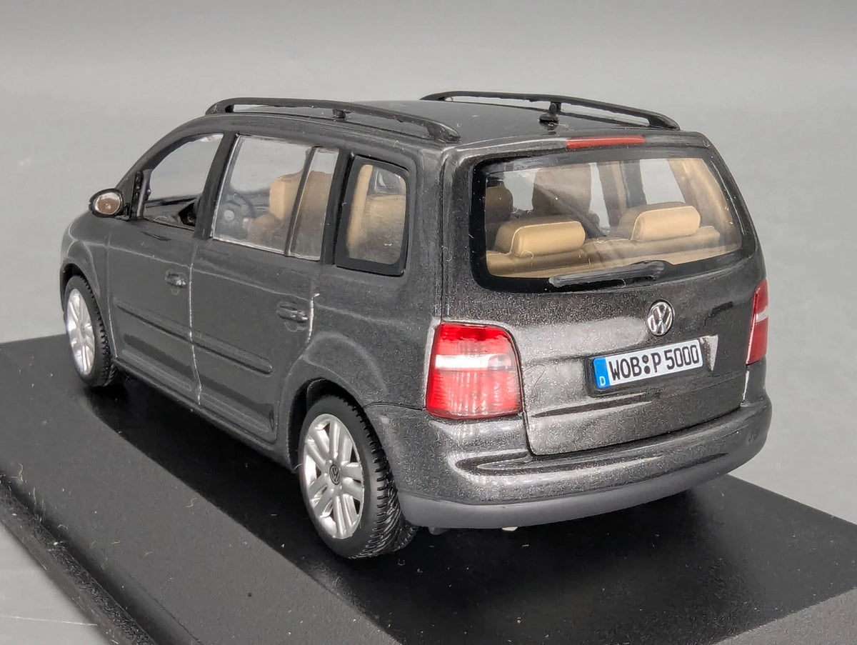 Modellautos 1:43 Minichamps Volkswagen VW Touran 1T 2003 Platingrau Dealer OVP