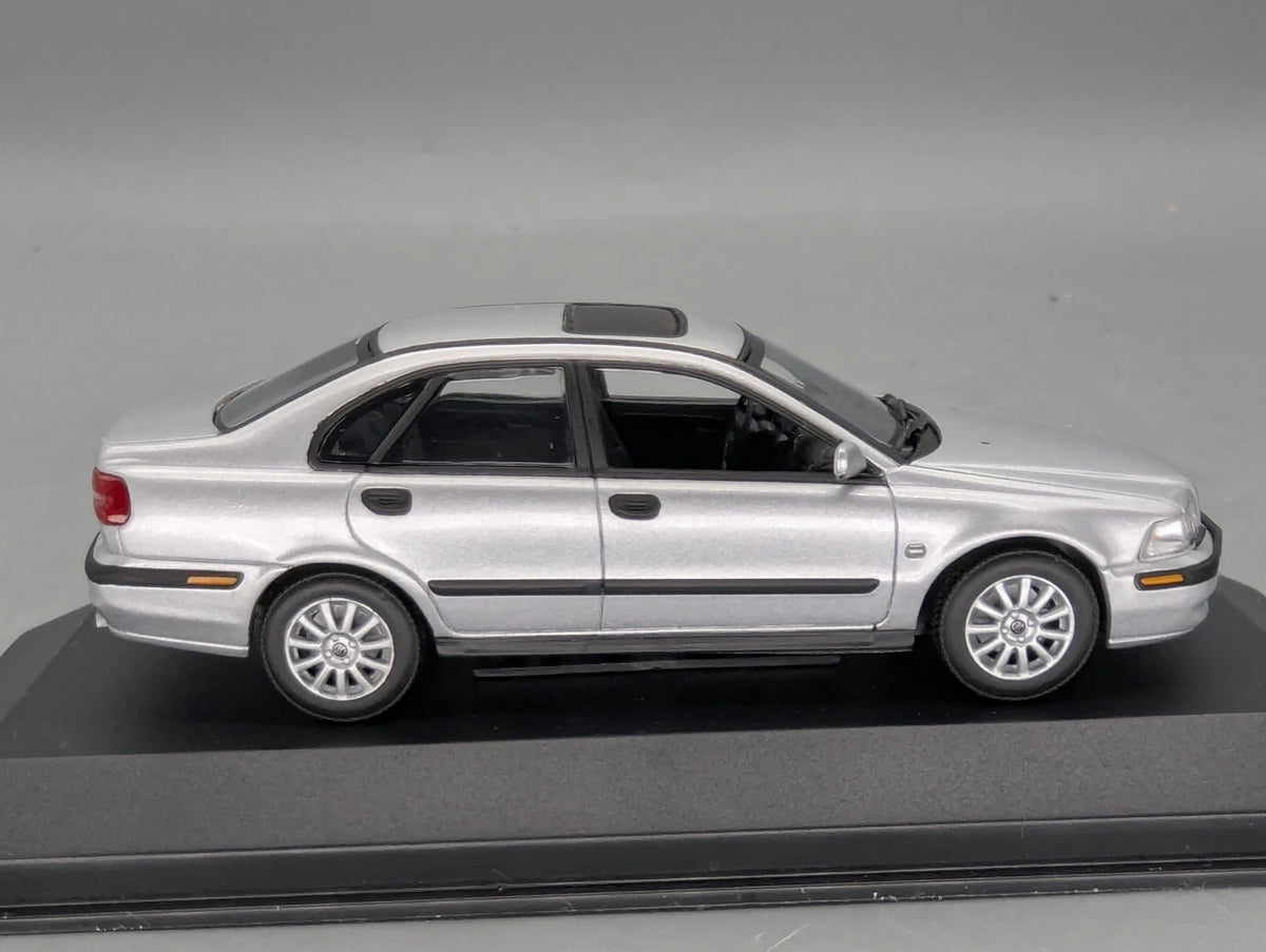 Modellautos 1:43 Minichamps Volvo S40 Silber Metallic mit Dealer OVP