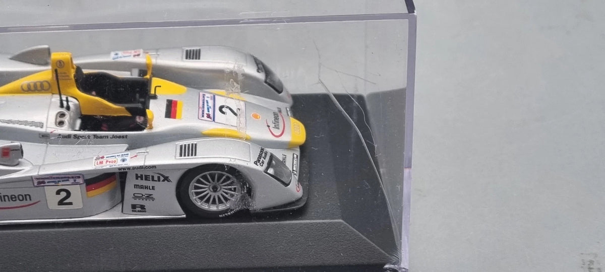 Modellautos 1:43 Minichamps Audi R8 24h Le Mans 2001 #2 1/2400 Vitrine