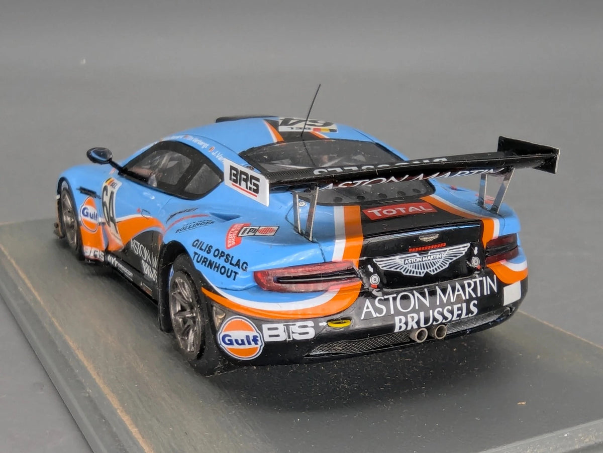 Modellautos 1:43 Spark Aston Martin Vantage GT3 2013 #64 Vitrine