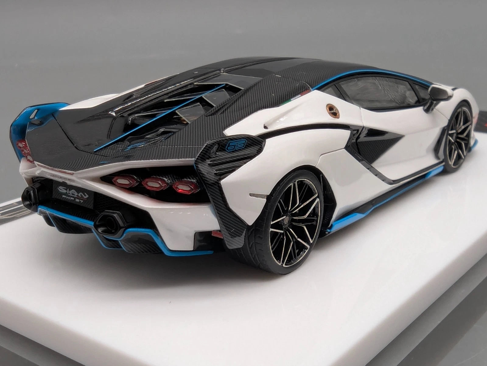 Eidolon Make Up 1:43 Lamborghini Sian FKP 37 with Stripe 2019 Bianco 76/100 OVP