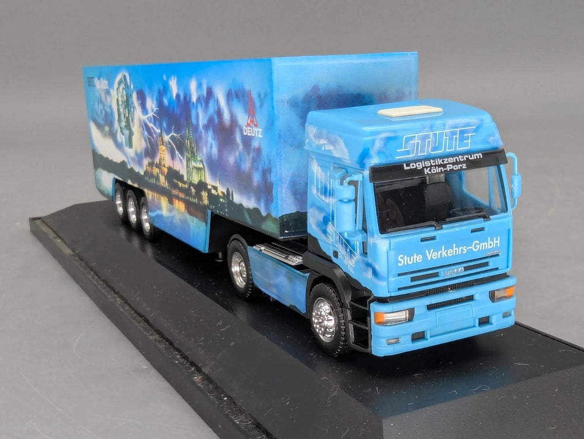 Lkw Modell 1:87 Herpa Iveco Eurotech Koffersattelzug Deutz Stute mit Vitrine