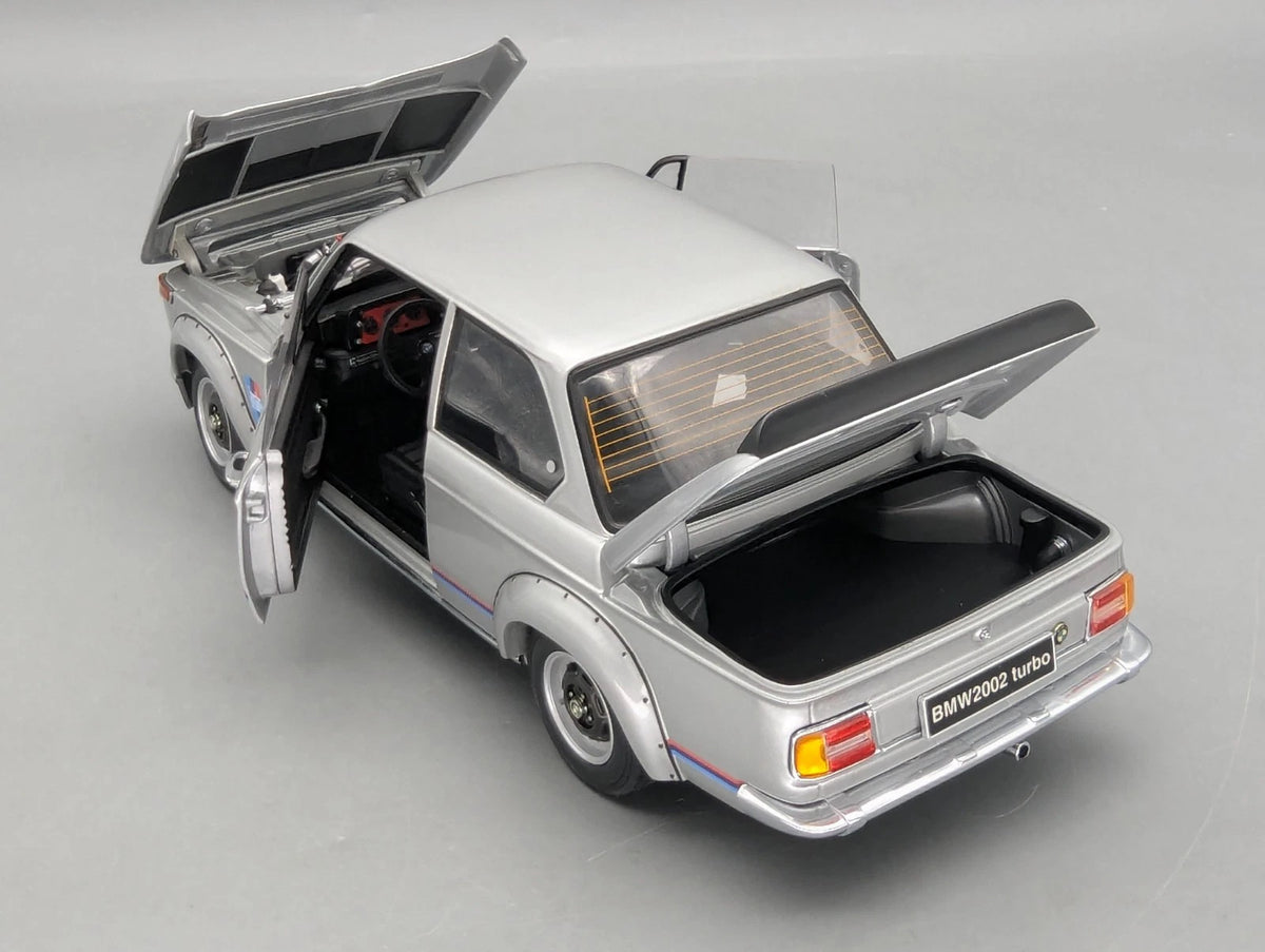 Modellautos 1:18 Kyosho BMW 2002 Turbo Silber mit OVP