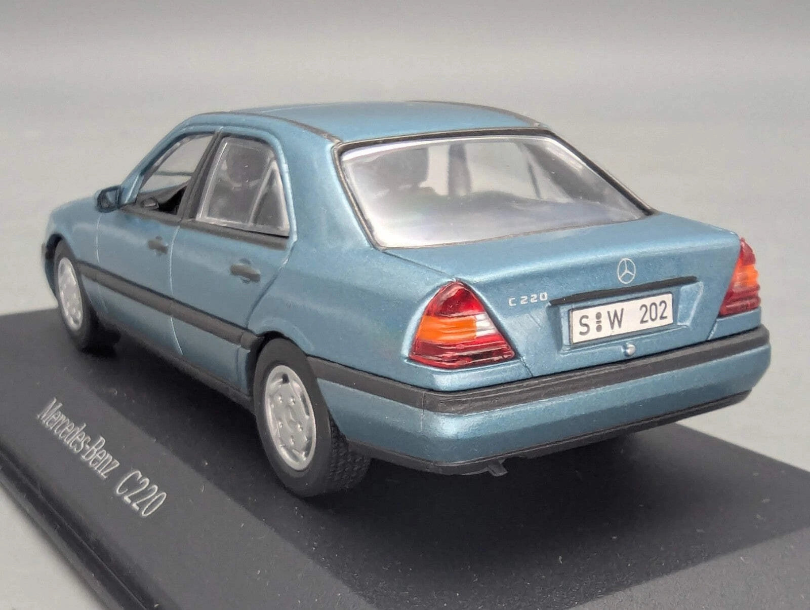 Modellautos 1:43 Minichamps Mercedes Benz C220 Hellblau Metallic mit Dealer OVP