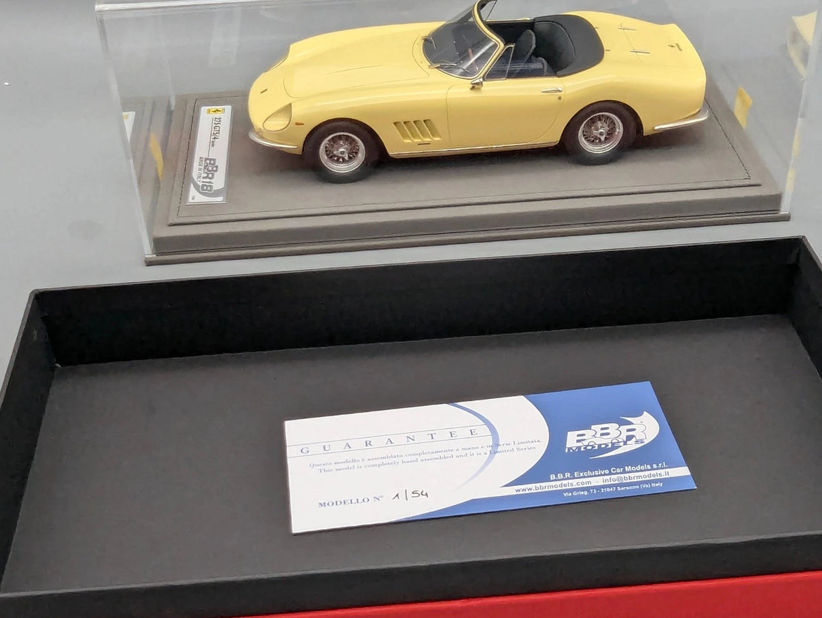 Modellautos 1:18 BBR Ferrari 275 GTS/4 Spider 01/54 Sun Yellow Vitrine und OVP
