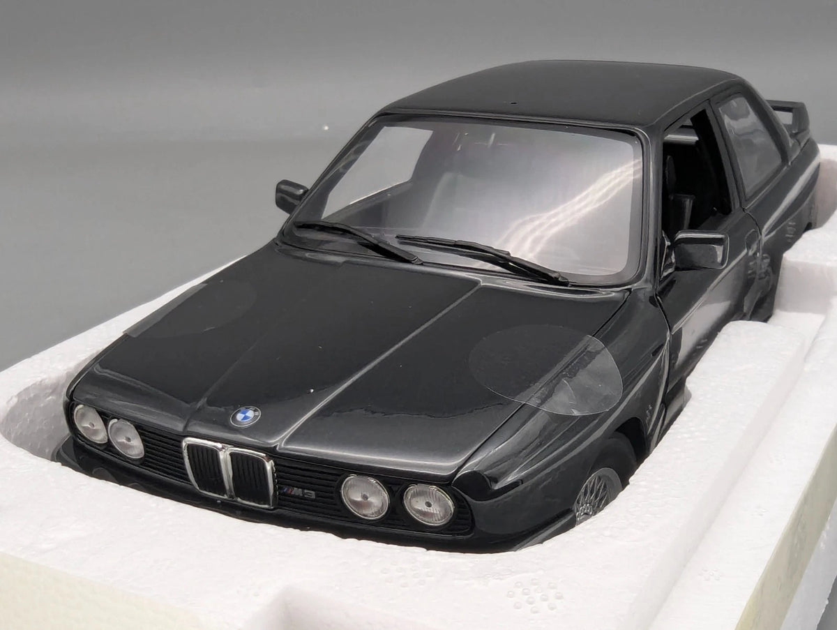 Modellautos 1:18 Minichamps BMW M3 Street Version 1987 mit OVP