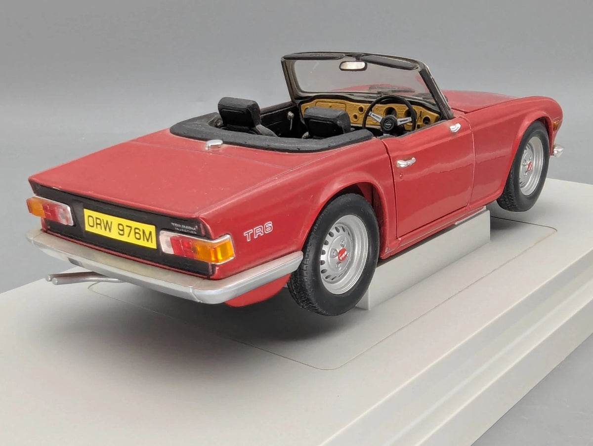 Modellautos 1:18 Britains Ertl Triumph TR6  Rot mit OVP