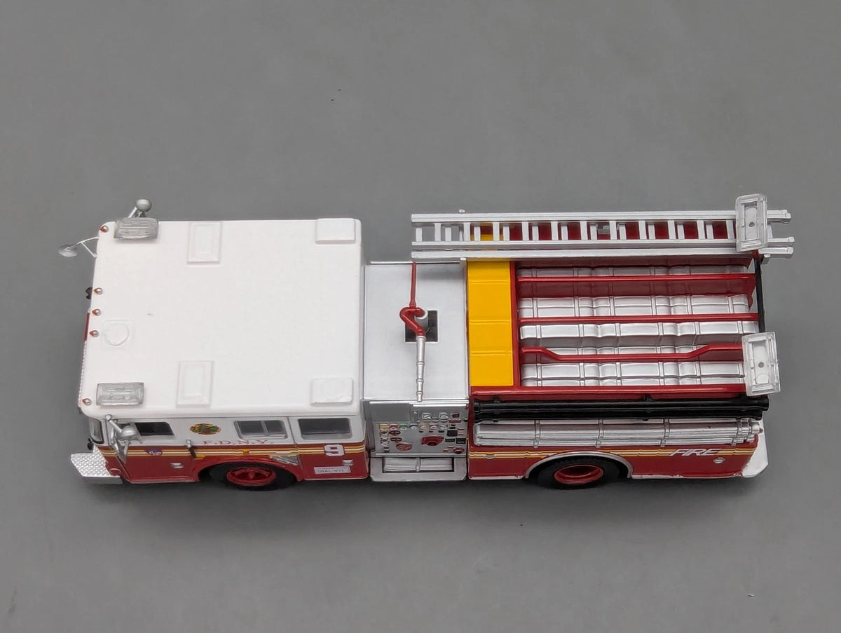 Modellautos 1:43 vermtl. Ixo Seagrave Marauder II Feuerwehr New York in Vitrine