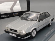 Modellautos 1:43 Neo Scale Models Volvo 780 Bertone Ltd 1/300 Vitrine