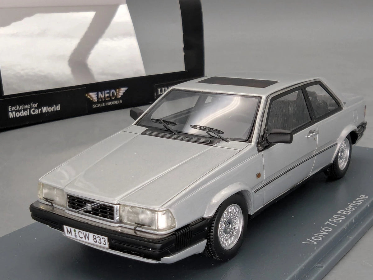 Modellautos 1:43 Neo Scale Models Volvo 780 Bertone Ltd 1/300 Vitrine