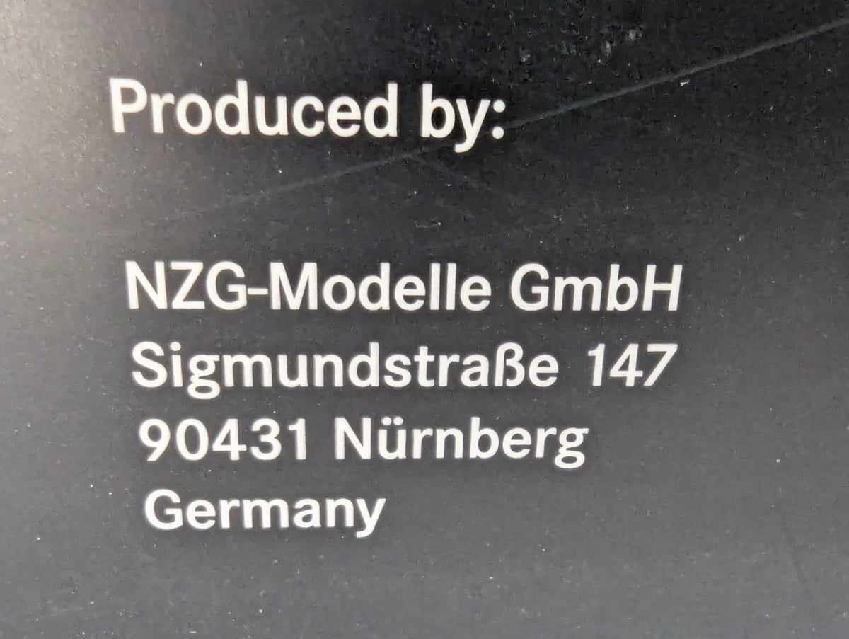 Modellautos 1:18 NZG Mercedes Benz EQB Iridiumsilber mit Dealer OVP
