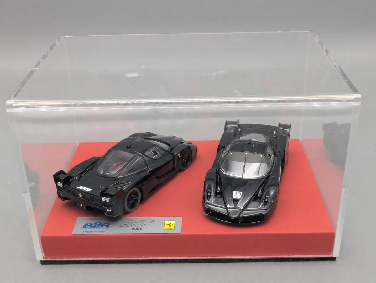 Modellautos 1:43 BBR  Ferrari FXX 2006 2-tlg Set Medium Size Base Vitrine OVP