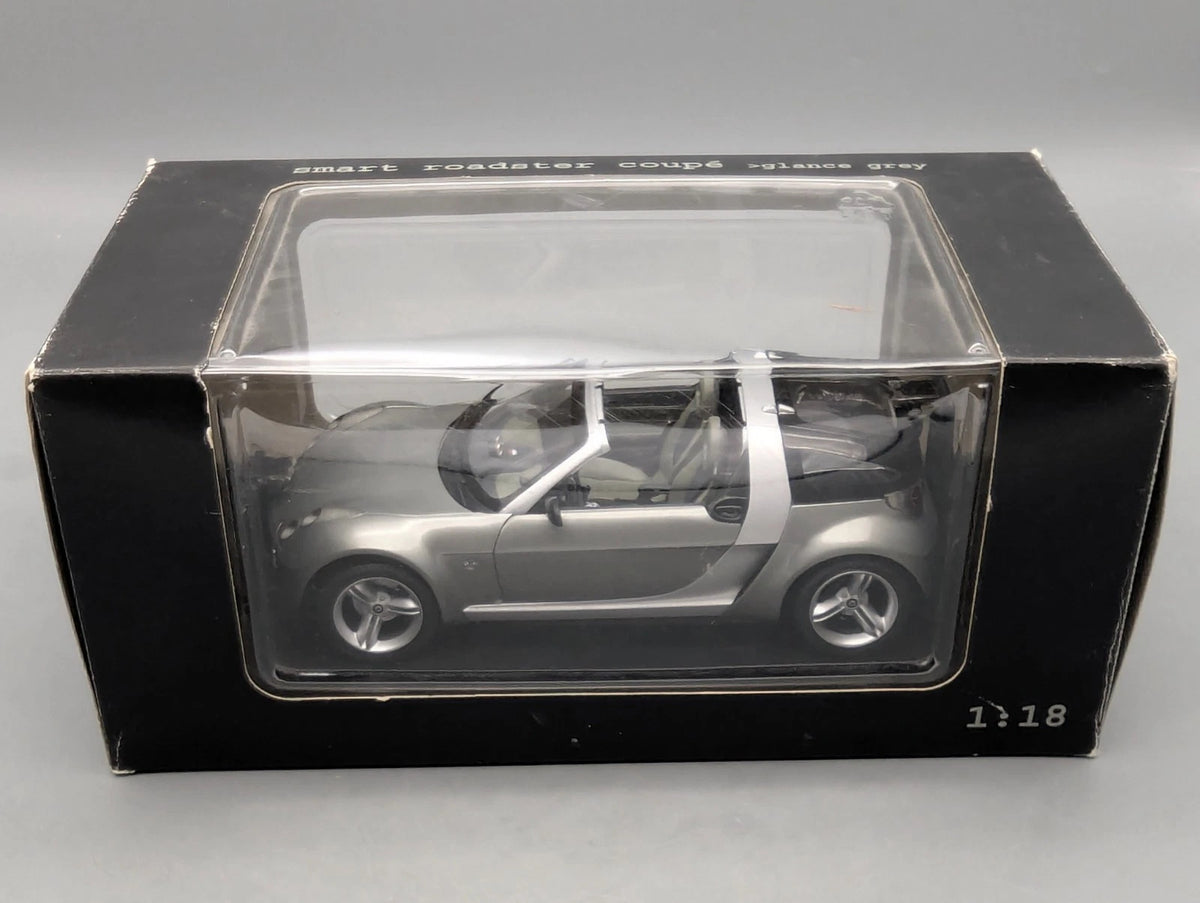 Modellautos 1:18 Kyosho Smart Roadster Coupe Glance Grey mit Dealer OVP