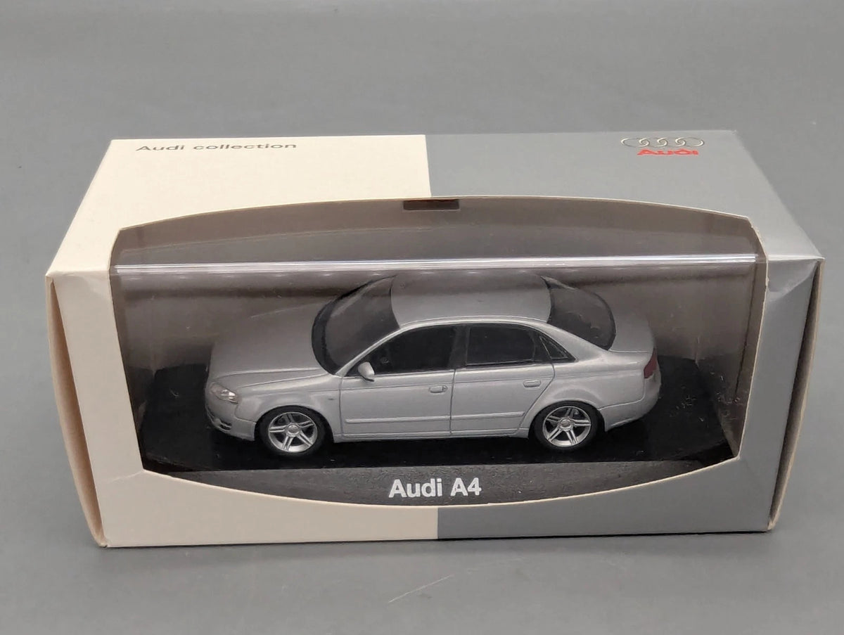 Modellautos 1:43 Minichamps Audi A4  3.2 Quattro 6-Gang Eissilber mit Dealer OVP