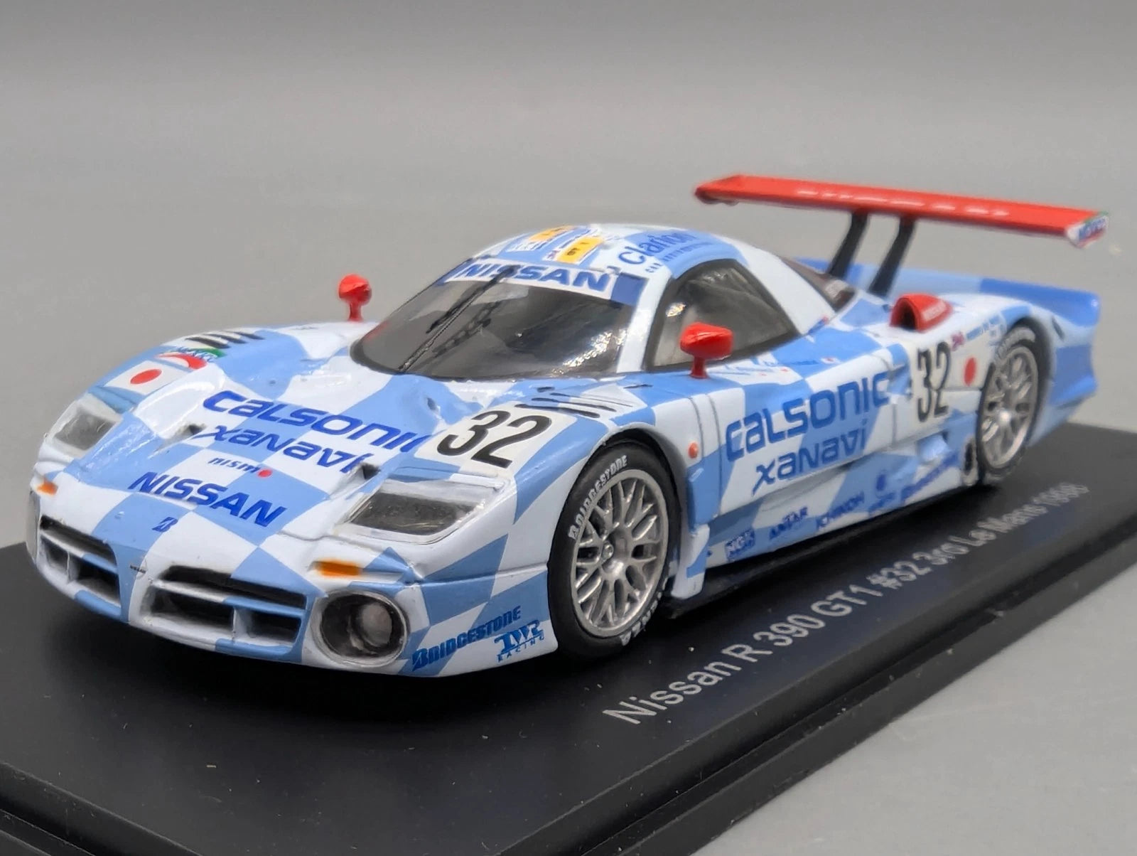 Modellautos 1:43 Spark Nissan R 390 GT1 3rd 24h Le Mans 1998 #32 Vitrine