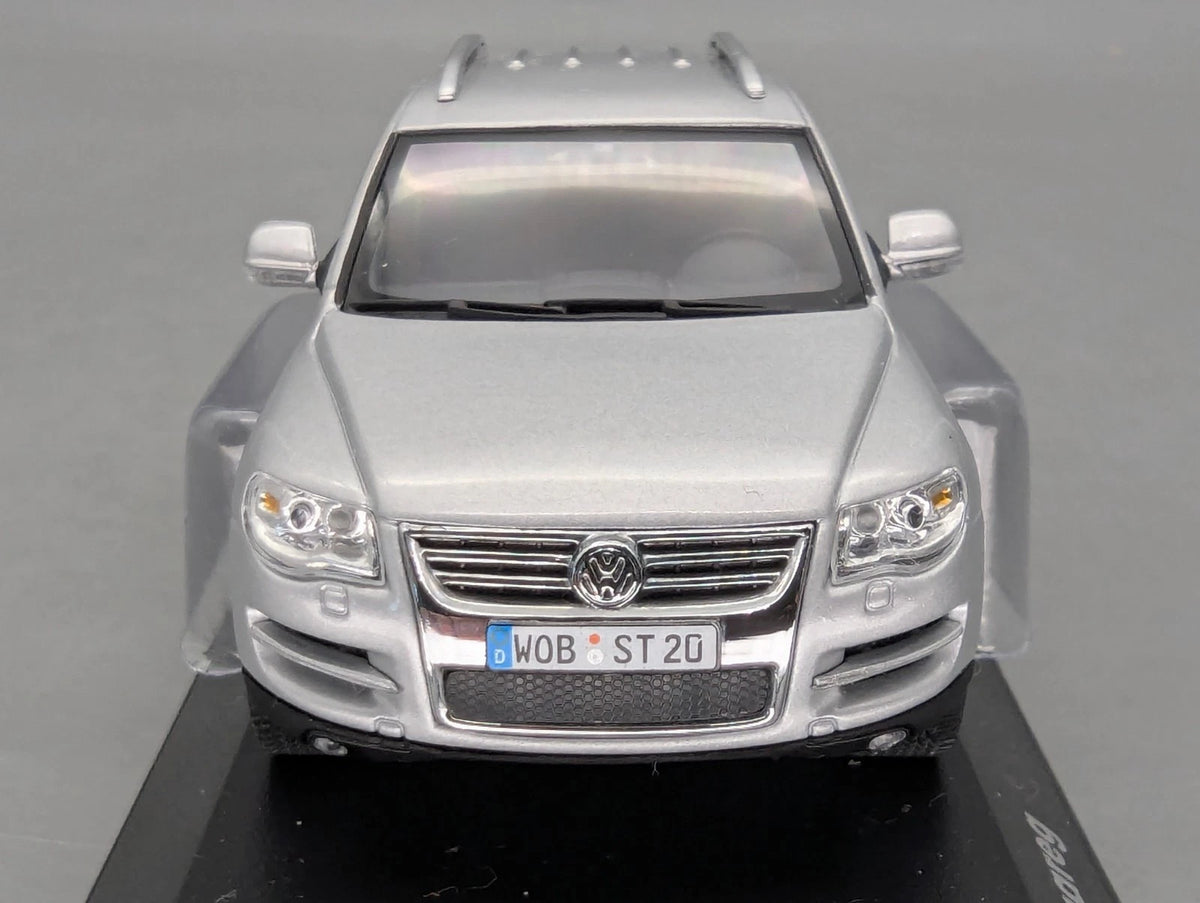 Modellautos 1:43 Minichamps Volkswagen VW Touareg Silber Metallic mit Dealer OVP