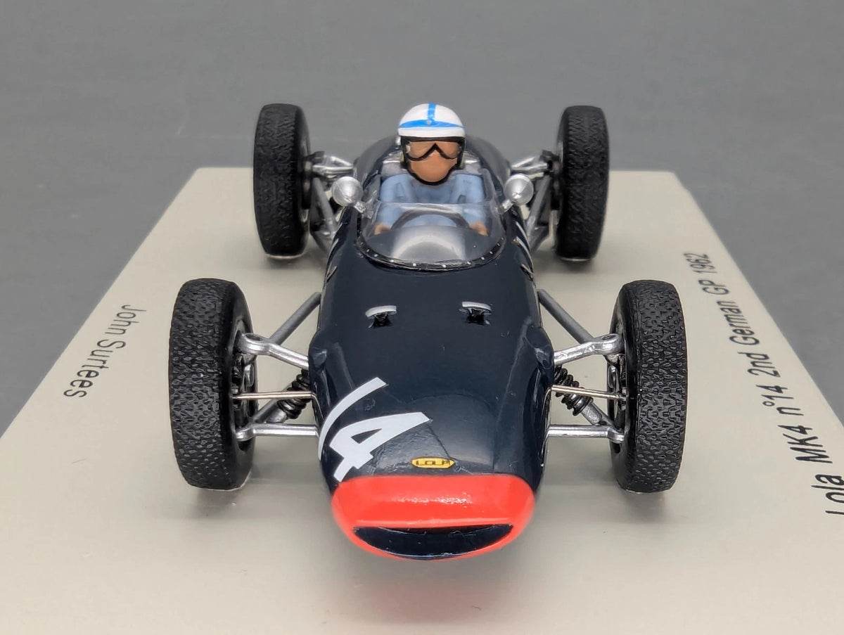 Modellautos 1:43 Spark S1815 Lola MK4 2nd German GP 1962 #14 Surtees Vitrine