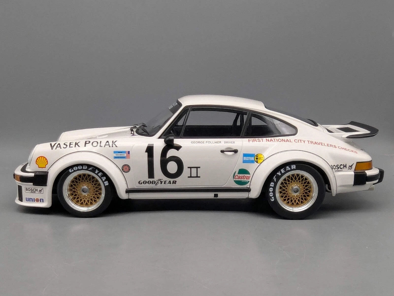 Modellautos 1:12 Minichamps Porsche 934 RSR Turbo WINNER 76 #16. Follmer Vitrine