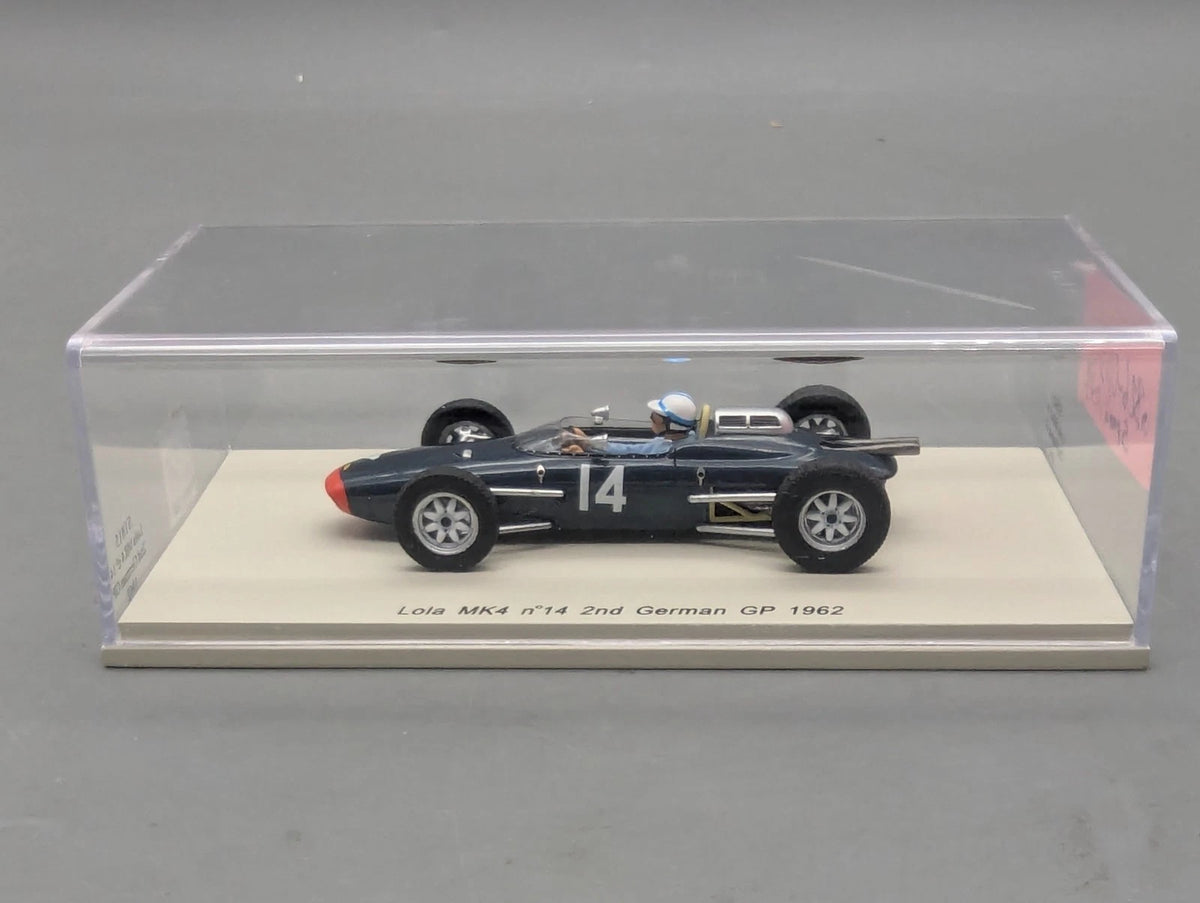 Modellautos 1:43 Spark S1815 Lola MK4 2nd German GP 1962 #14 Surtees Vitrine