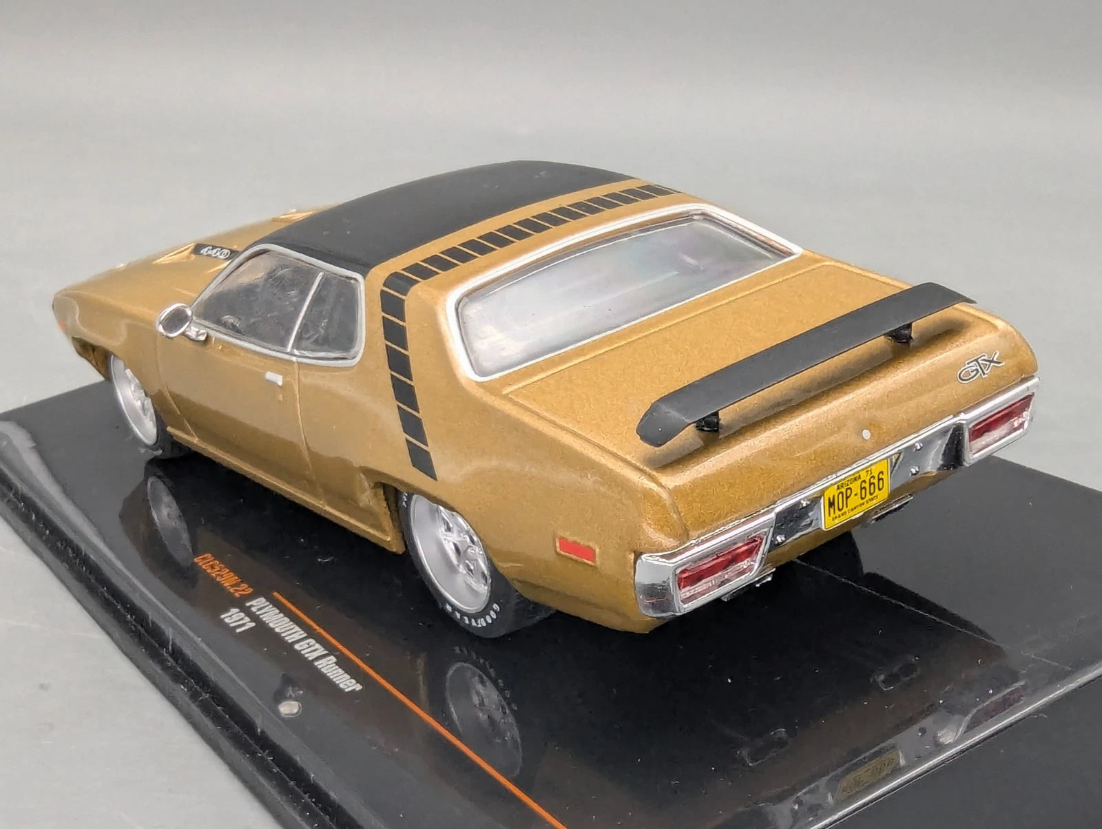 Modellautos 1:43 Ixo Plymouth GTX Runner 1971 mit Vitrine