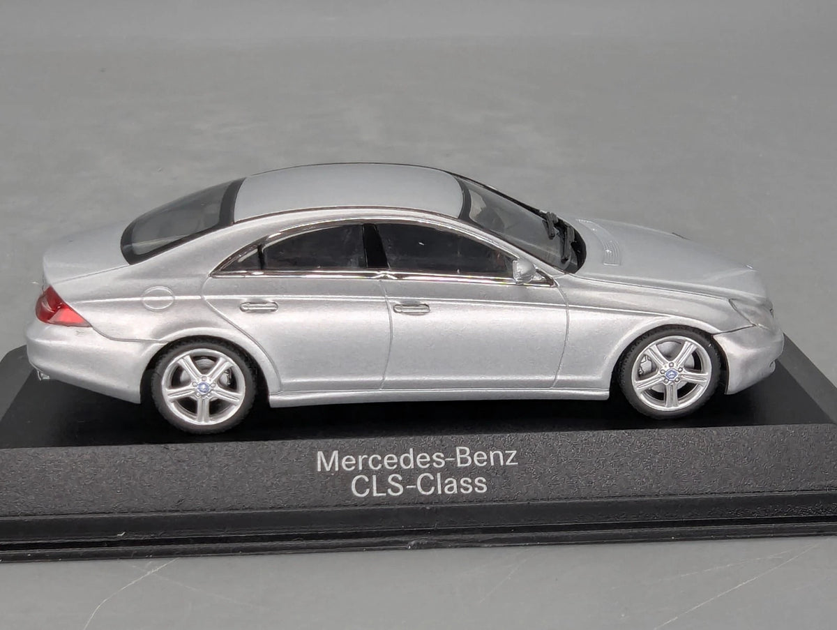 Modellautos 1:43 Minichamps Mercedes Benz CLS-Klasse mit Dealer OVP
