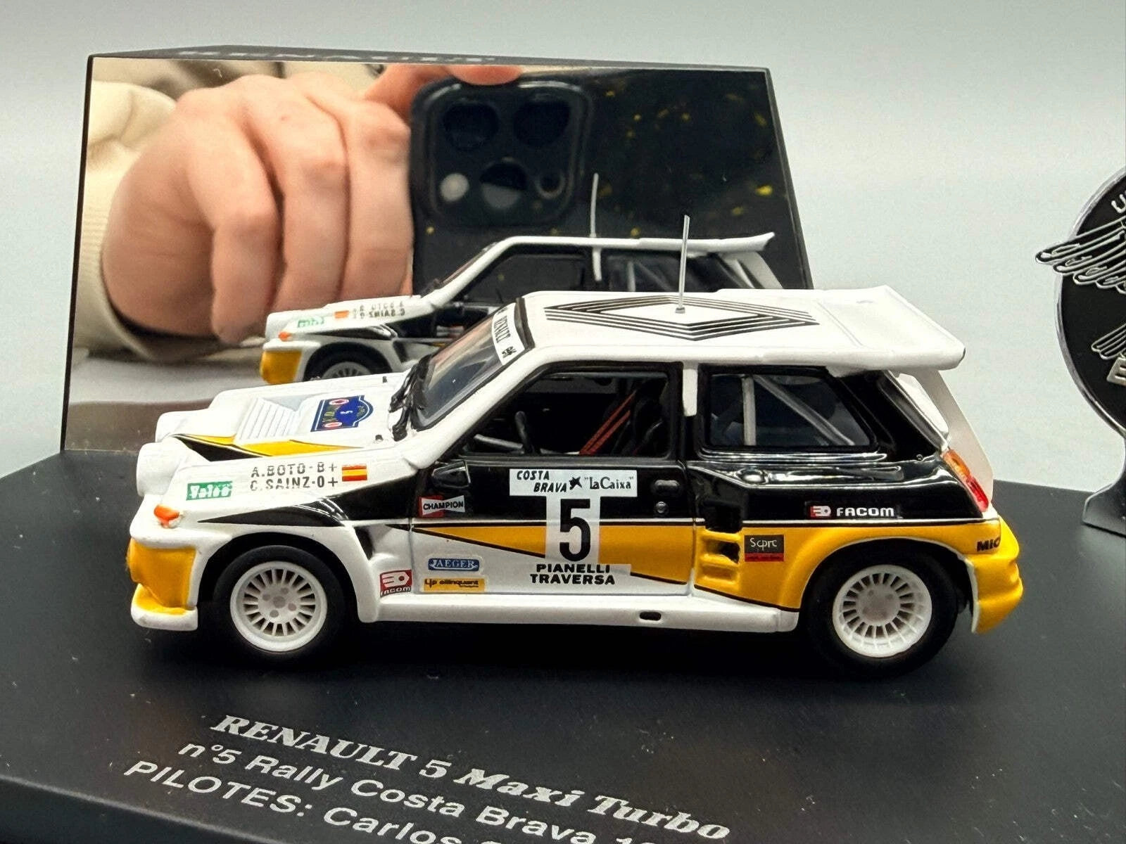 Modellautos 1:43 Universal Hobbies Renault 5 Maxi Turbo 1986 #5 Sainz Boto OVP
