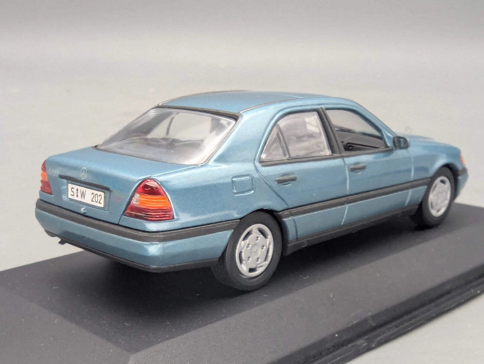Modellautos 1:43 Minichamps Mercedes Benz C220 Hellblau Metallic mit Dealer OVP