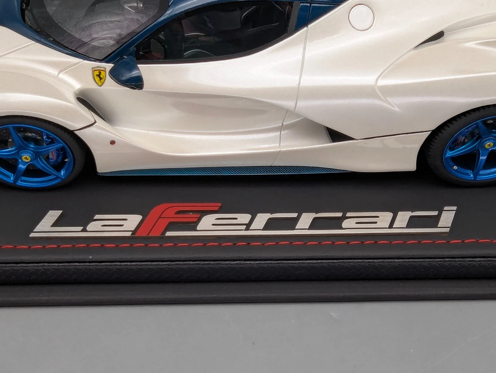 Modellautos 1:18 BBR Ferrari LaFerrari Italian White Ltd 12/20 mit Vitrine OVP