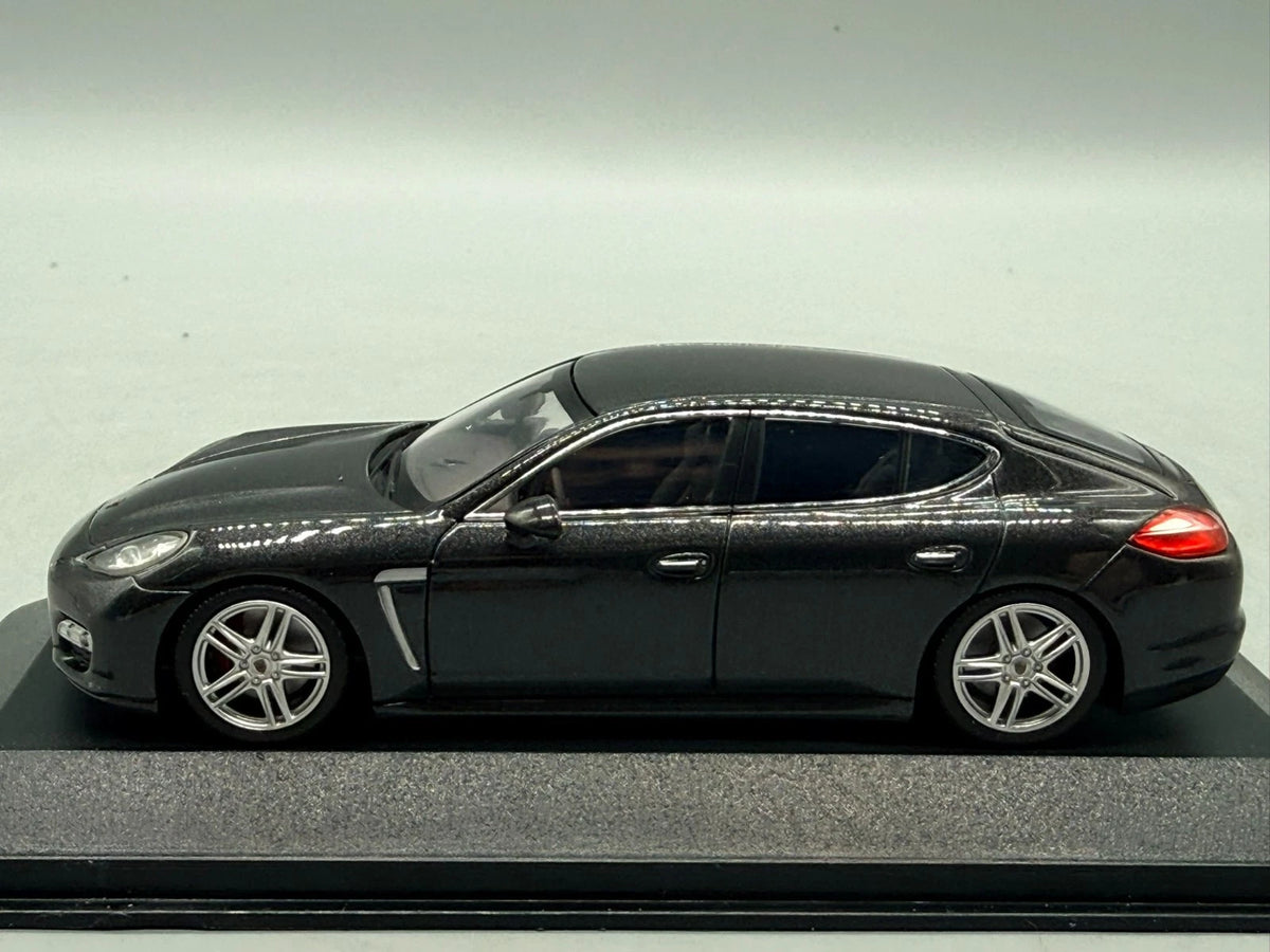Modellautos 1:43 Minichamps Porsche Panamera mit OVP