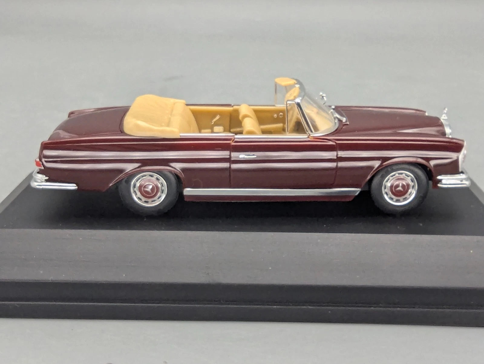 Modellautos 1:43 Faller Memory Cars Mercedes-Benz 220 SE Cabriolet Vitrine