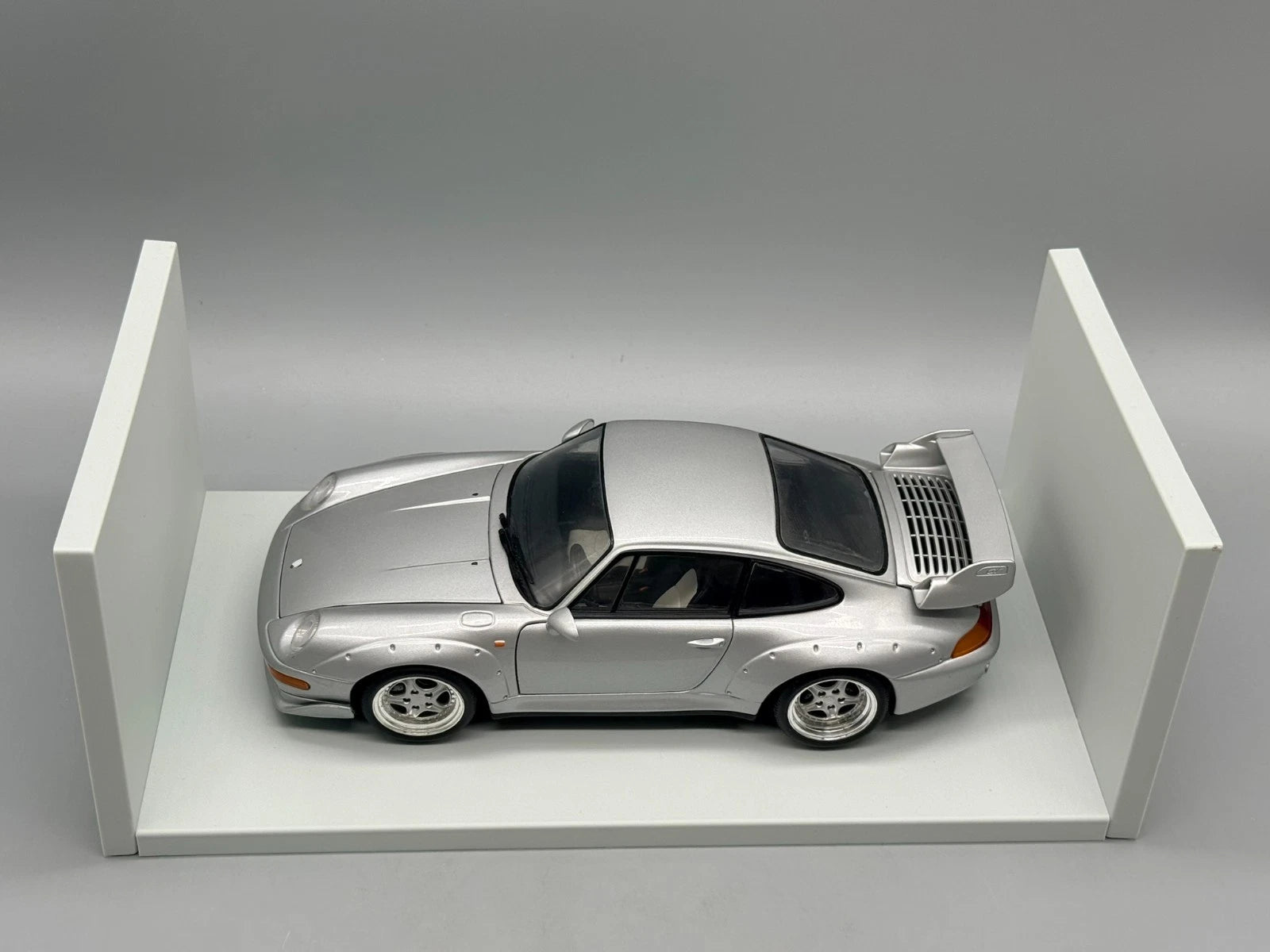 Modellautos 1:18 UT Models Porsche 911 GT2 Silber mit OVP